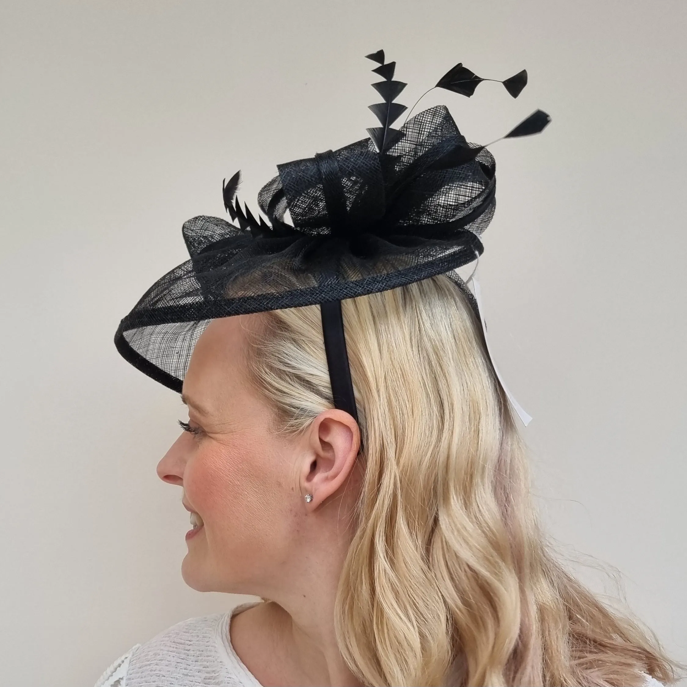 JB23/277 Feather Bow Hatinator In Black