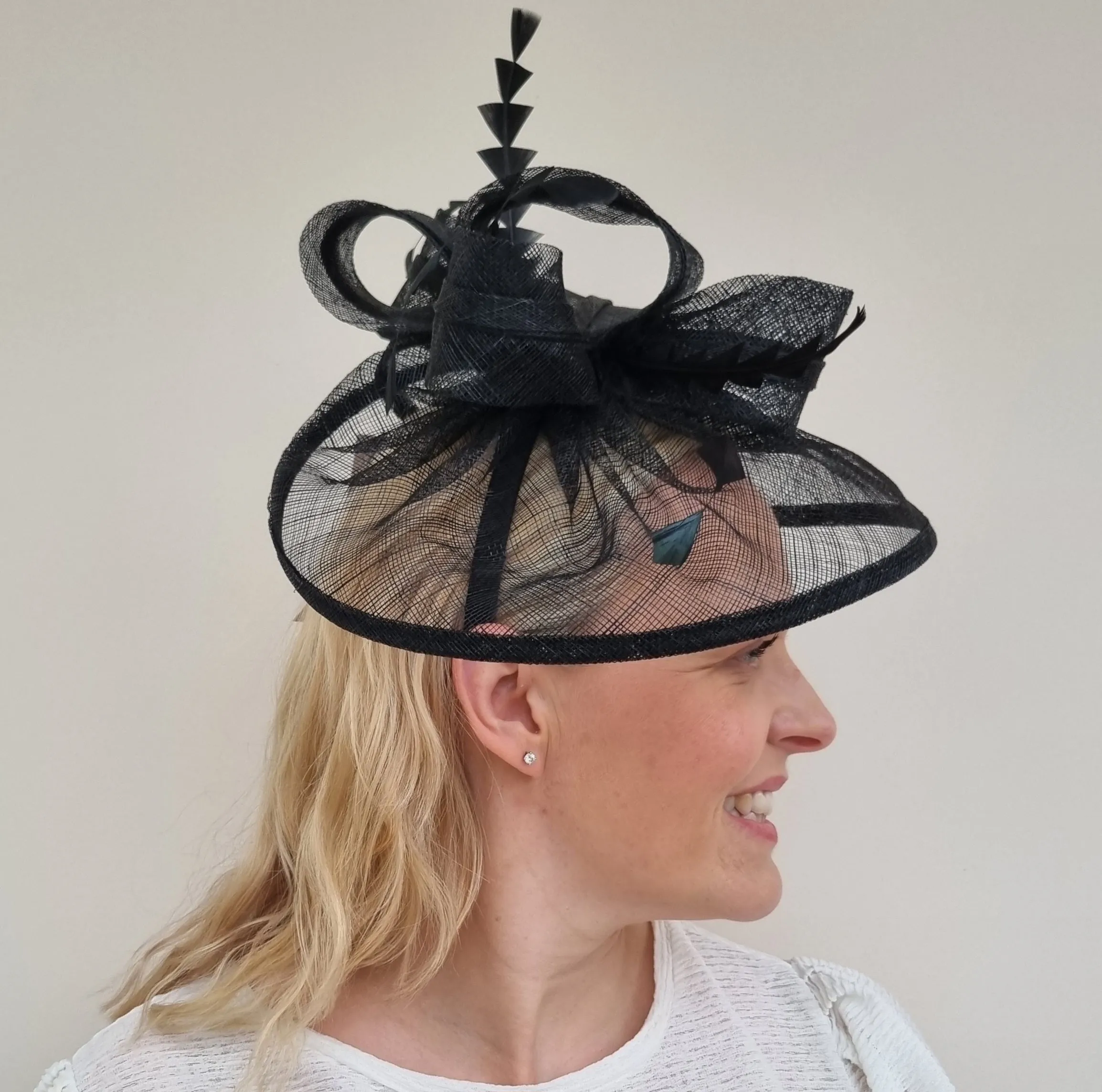 JB23/277 Feather Bow Hatinator In Black