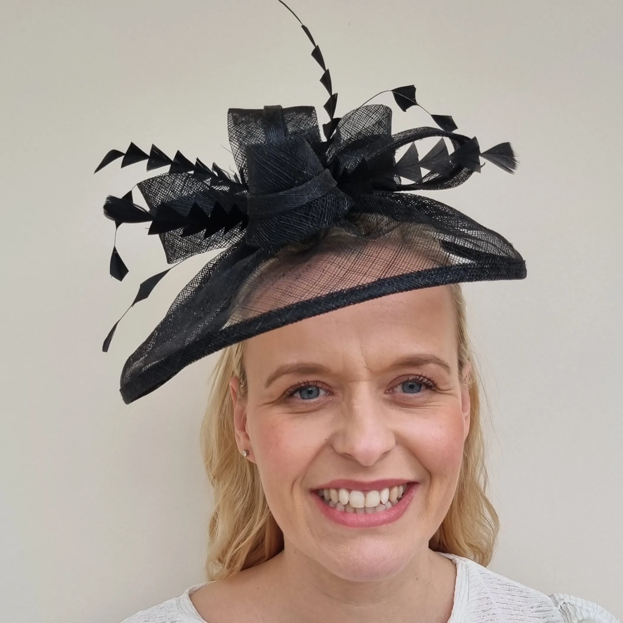 JB23/277 Feather Bow Hatinator In Black