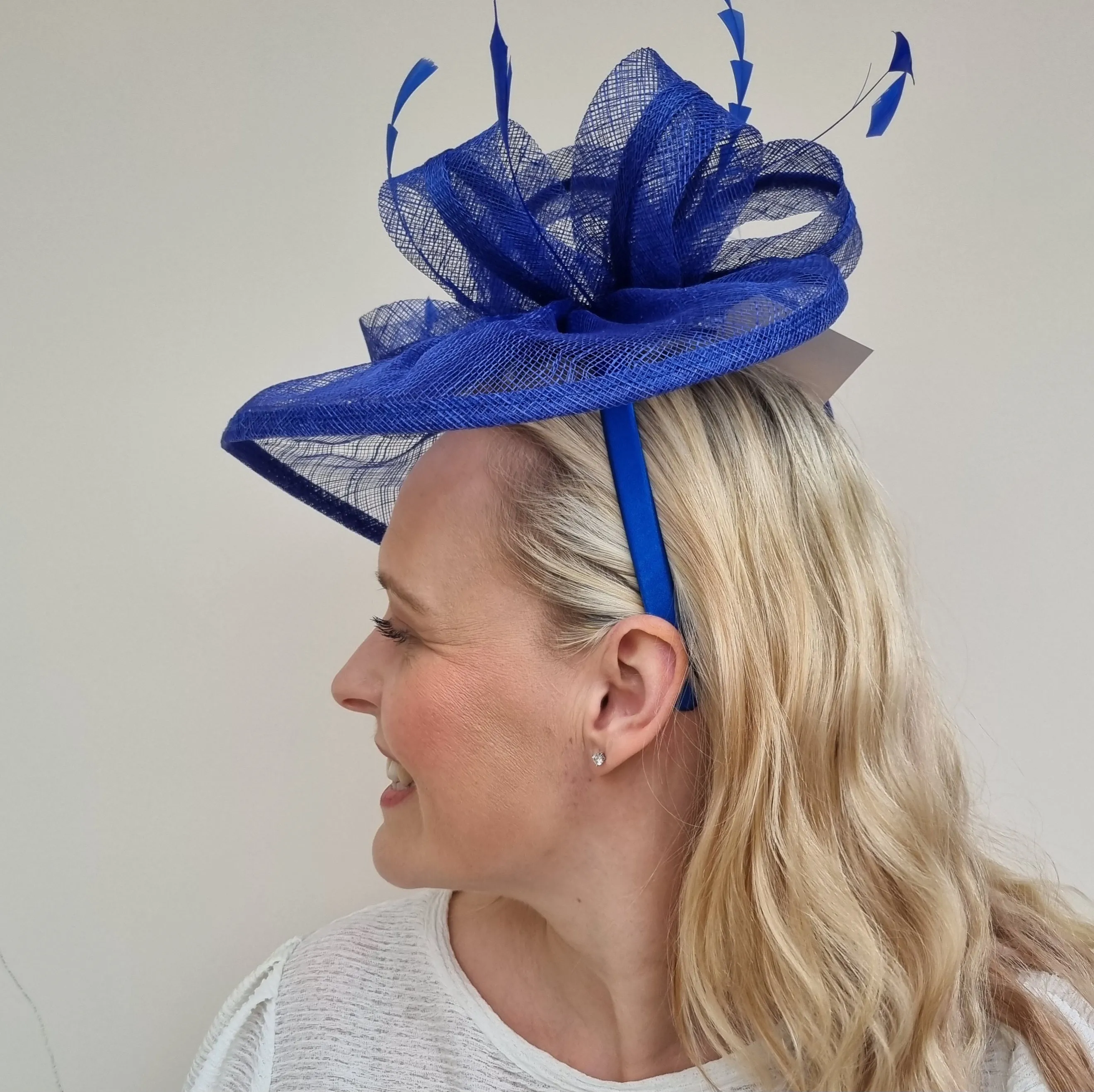 JB23/277 Feather Bow Hatinator In Blues