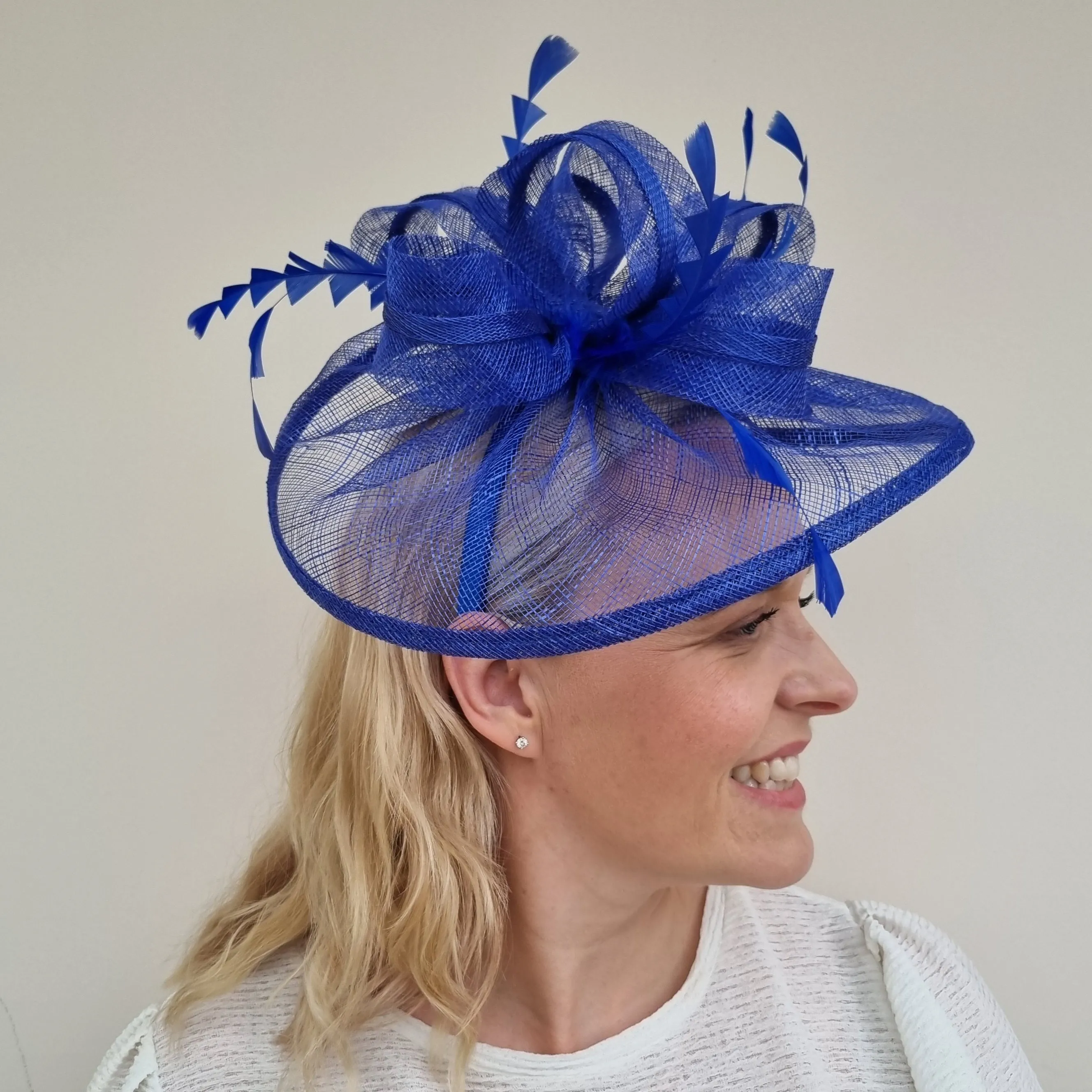 JB23/277 Feather Bow Hatinator In Blues