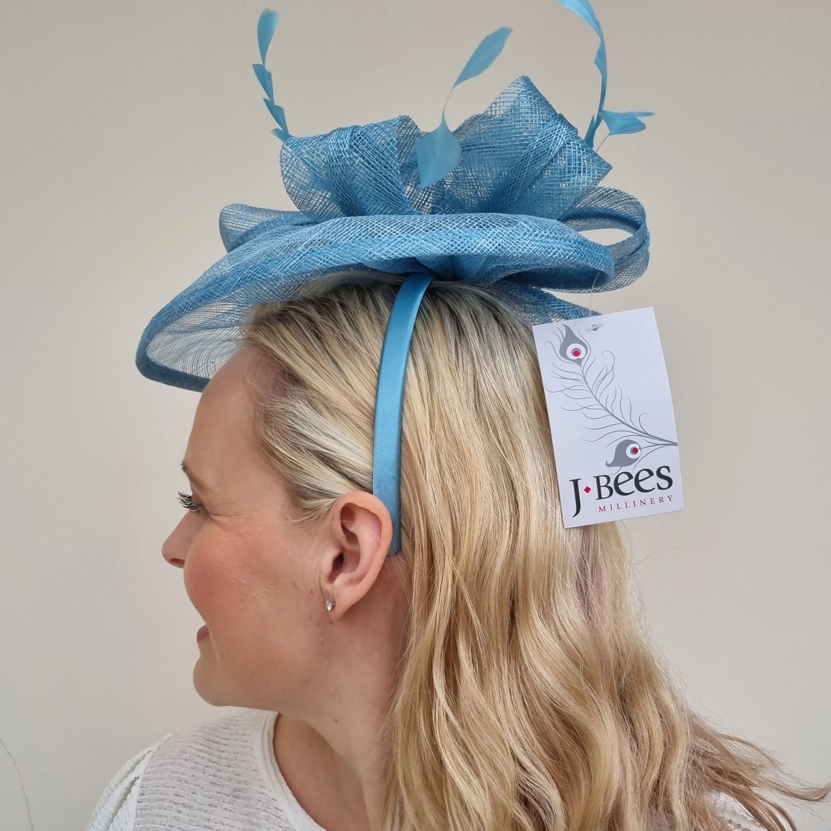 JB23/277 Feather Bow Hatinator In Blues