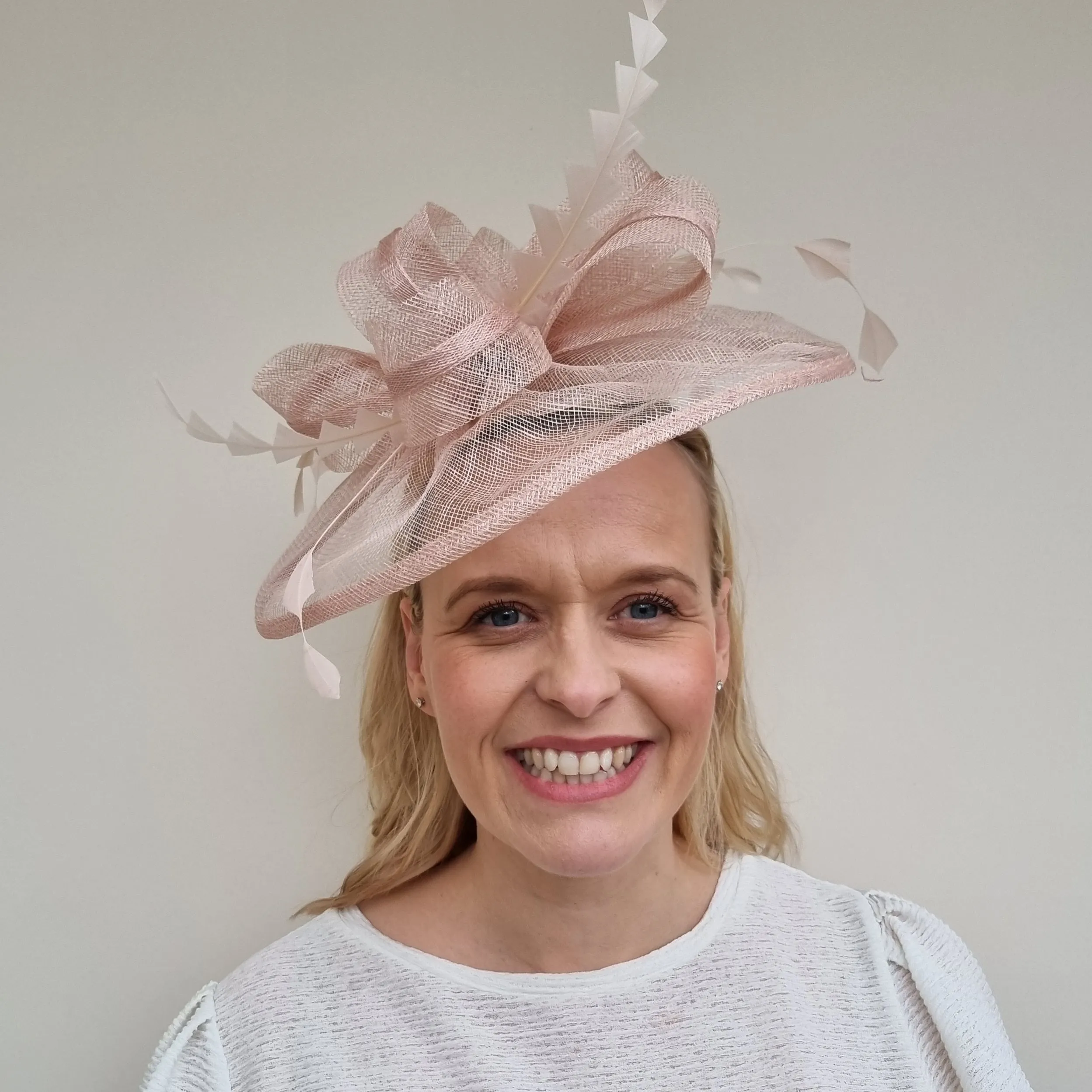 JB23/277 Feather Bow Hatinator In Pinks