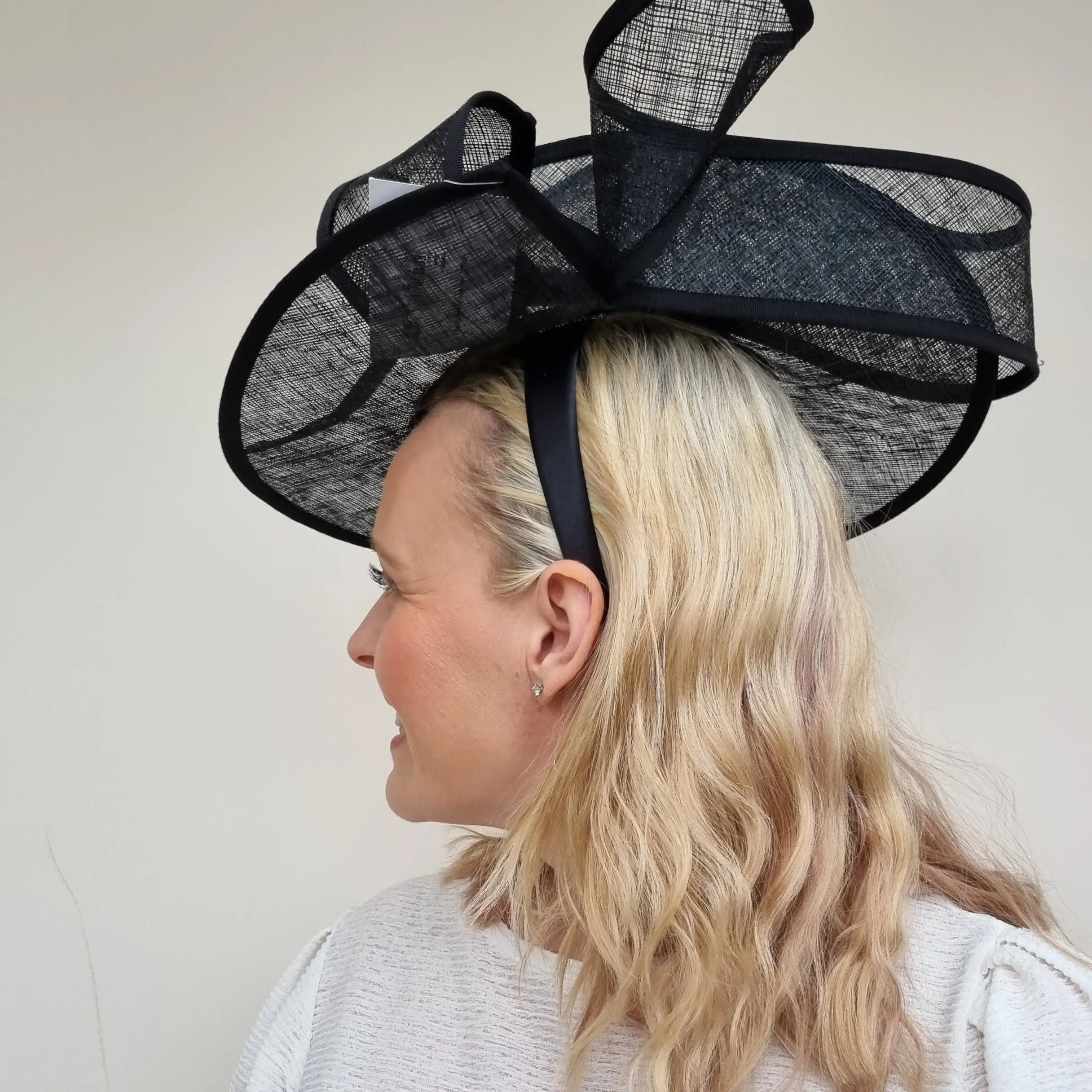 JB24/32 Twist Bow Hatinator In Black