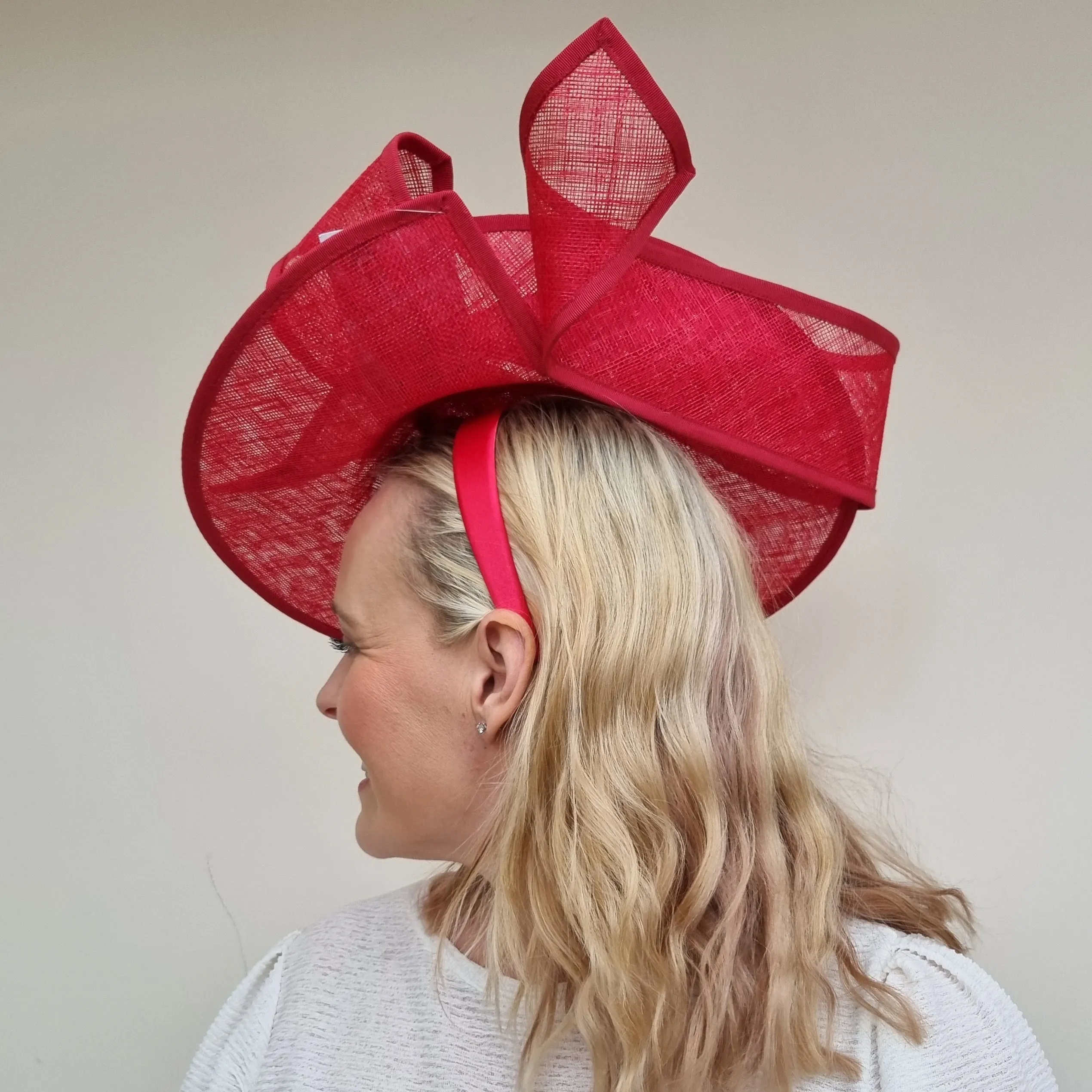 JB24/32 Twist Bow Hatinator In Reds